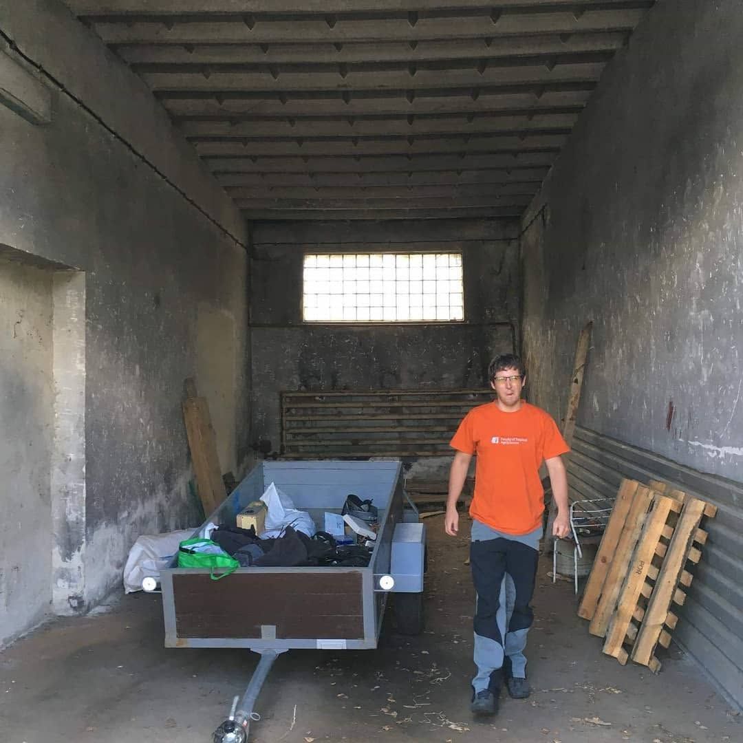 Prázdná garáž na začátku, ještě bez stěny