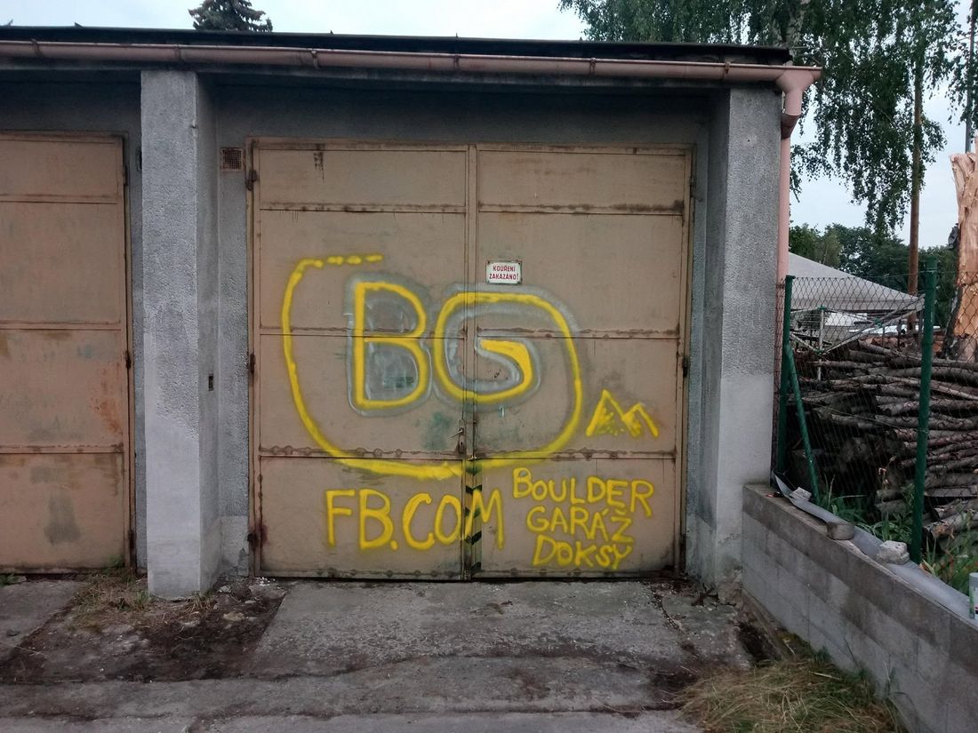 Vrata garáže s nastříkaným logem BG — Boulder Garáž Doksy